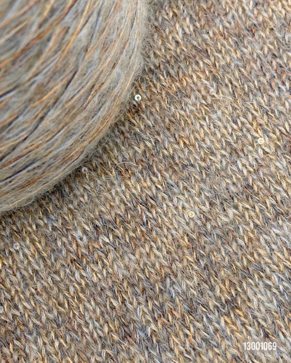 39% Kid Mohair, 31% Silk, 10% Cashmere wool, 4% Alpaca wool, 16% Polyamide, Sequins - Image 2